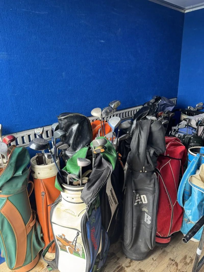 倉庫に並ぶゴルフバッグ