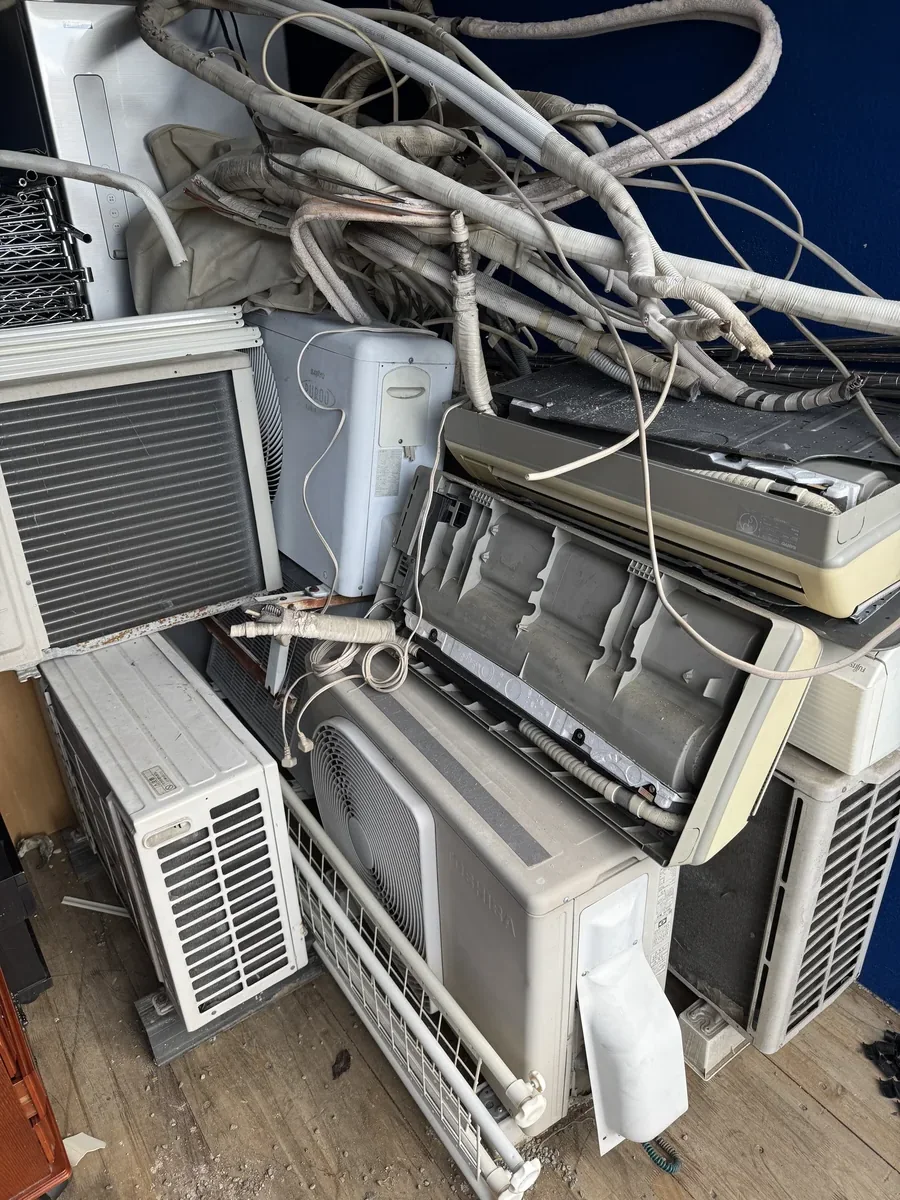 回収したエアコンの室内機・室外機